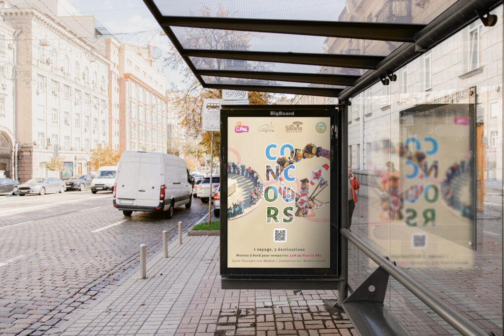Affiche concours du parc le PAL affiché à un arrêt de bus