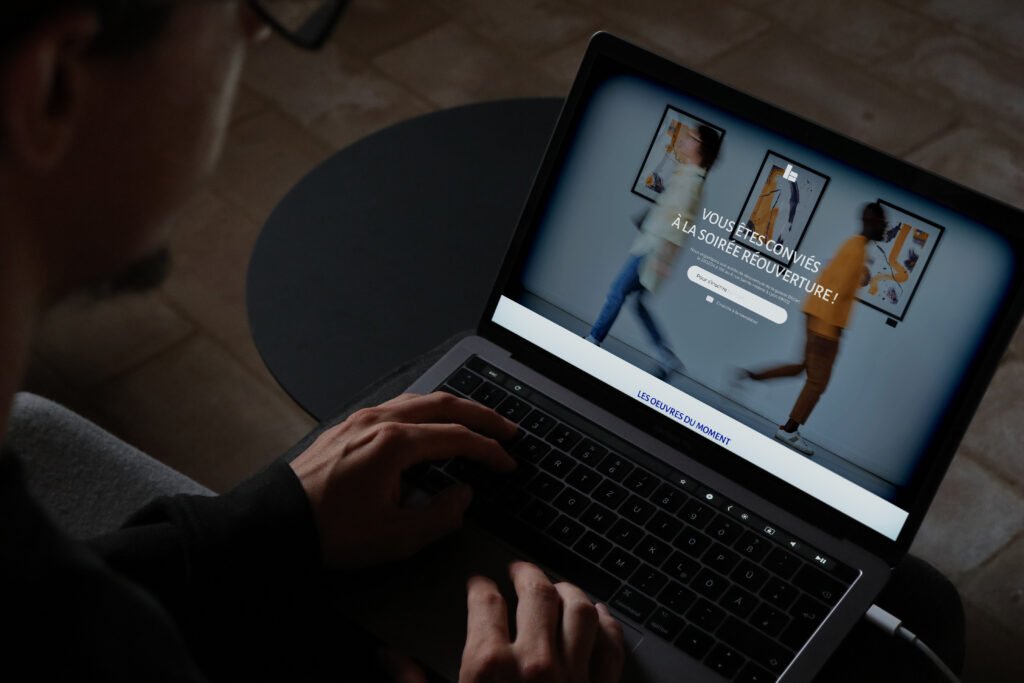 Landing page Blizz'art galerie par Joma-agence affichée sur un pc